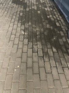 Jaký přípravek doporučujete na vyčištění parkovacích míst u obchodního domu, znečištěných vyteklými oleji z vozů?