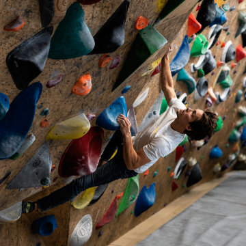 Jak odstranit magnesium z chytů na horolezecké stěně? Pomůže speciální čistič sportovních povrchů
