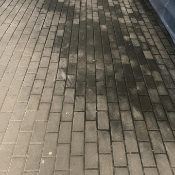 Jak odstranit olejové skvrny z parkovacích míst?