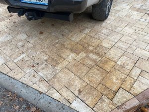 Praskla nám hadice u stroje a postříkala dlažbu. Máte přípravek k odstranění oleje?