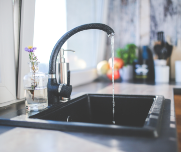 Jak pečovat o granitový dřez: tipy na šetrné čištění a impregnaci