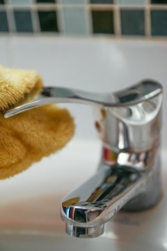 Trvale čisté povrchy? Naučte se správně odstraňovat vodní kámen
