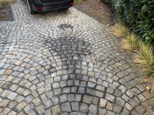 Prosím o doporučení vhodného produktu na odstranění mastných skvrn od hydraulického oleje, které vznikly na žulových dlažebních kostkách po prasknutí hadic hydrauliky přívěsu.