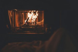 3 nejlepší způsoby, jak vyčistit sklo u krbových kamen