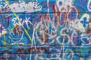 Graffiti v bytových domech: problém, který trápí obyvatele i správce