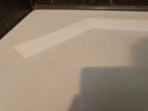 Jak vyčistit vaničku sprchového koutu od rzi a vodního kamene?